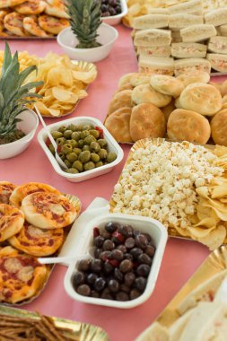 Düğün partisi için atıştırmalık ve atıştırmalıklar. 