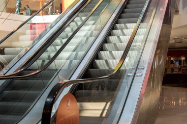 Yürüyen merdiven, insanların taşınması için uygun bir taşıyıcıdır.