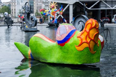 Çeşmedeki renkli heykel