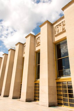 Pencereleri ve mavi gökyüzü olan modern ofis binası. 