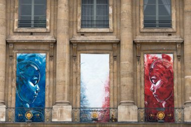 Paris, Fransa Louvre 'un tipik bir binasının manzarası. 