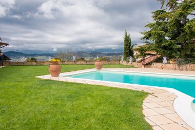 Bir evin bahçesindeki havuzun manzarası 