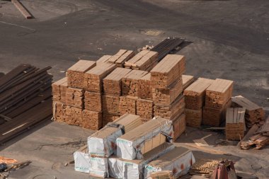 Ahşap yığını olan inşaat alanının üst görüntüsü 