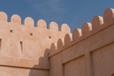 Kırmızı ve mavi gökyüzü olan eski duvar 