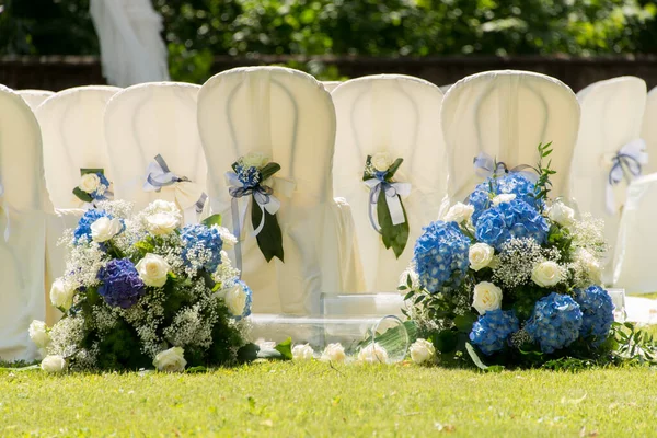 White Wedding Chairs Flowers — Stock Photo, Image