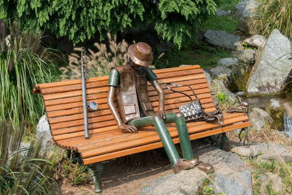 Une Petite Figure Homme Dans Parc Verdoyant — Photo