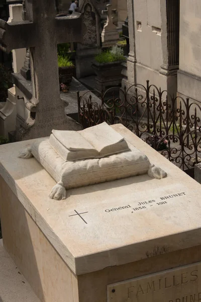 Tomba Del Cimitero Pere Lachaise Parigi — Foto Stock