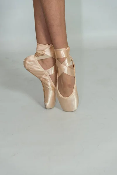 Ben Ballerina Pointe Skor Dansar Vit Bakgrund — Stockfoto