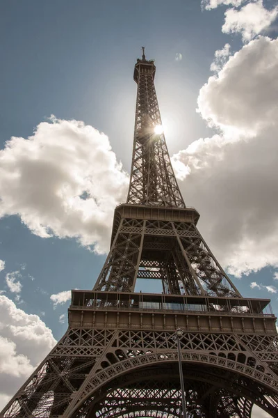 Eiffel Torony Kék Égbolttal Felhőkkel Párizs Franciaország Európa — Stock Fotó