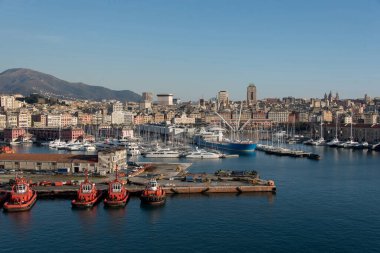 Arkasında tekneler olan Ceneviz Limanı 