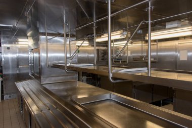 Modern donanımlı bir mutfağın içinde. 