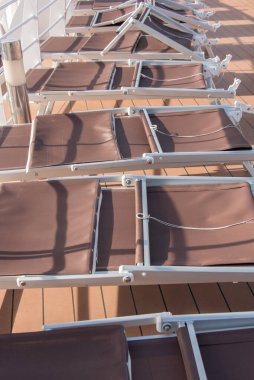 Bir binanın çatısındaki güneş sistemi. 