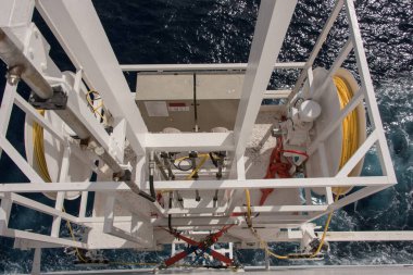 Denizdeki bir geminin yüksek açılı görüntüsü. 