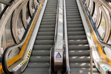 Metroda yürüyen merdiven var. 