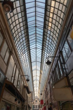 Eski bir binanın içi. 