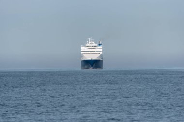 Denizde seyreden bir gemi.