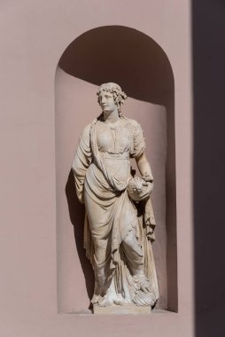 Romalı kadının antik heykeli., 