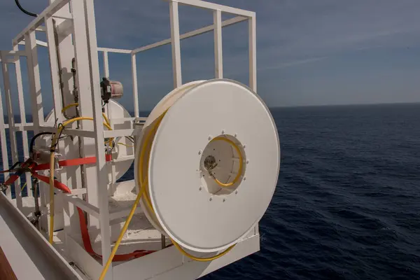 Bir güverteden bir yelkenliye görüş 