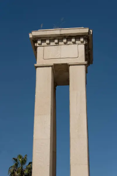 İtalya, Trieste 'deki bir anıtın manzarası. 