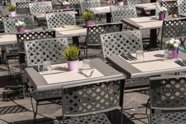 Restoranda sandalyeli masalar.