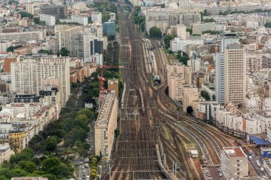 Paris Fransa - Paris manzarası Montmartre treninin bir platformundan