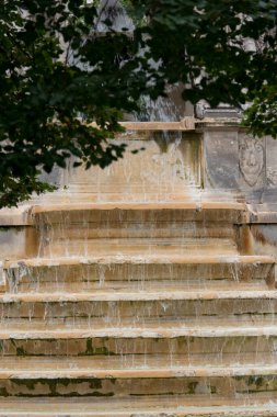 Şehirde güzel bir çeşme var.