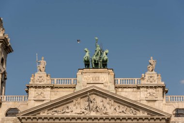 Lisbon 'daki kraliyet sarayının heykeli.