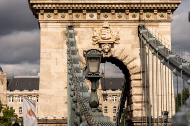 Budapeşte 'de gökyüzü ve bulutlu bir köprü