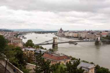 Budapeşte 'de gökyüzü ve bulutlu bir köprü