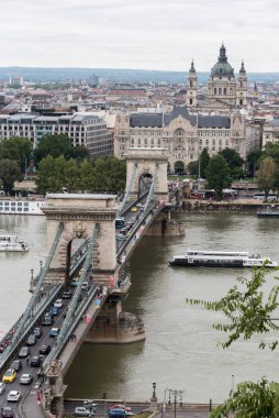 Köprüsü olan Budapeşte şehir manzarası 