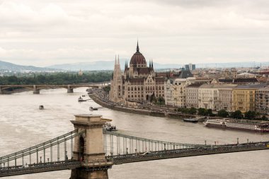 Budapeşte 'de gökyüzü ve bulutlu bir köprü