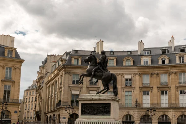 Paris Manzarası Fransa Nın Merkezindeki Ünlü Louvre Mekanı — Stok fotoğraf