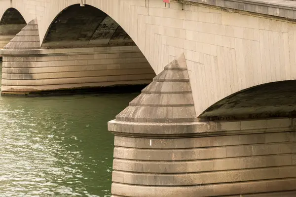 Бетонный Мост Через Реку — стоковое фото