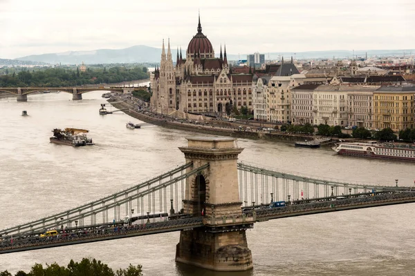 Budapeşte 'de gökyüzü ve bulutlu bir köprü