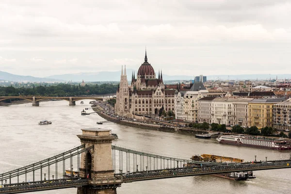 Budapeşte 'de gökyüzü ve bulutlu bir köprü