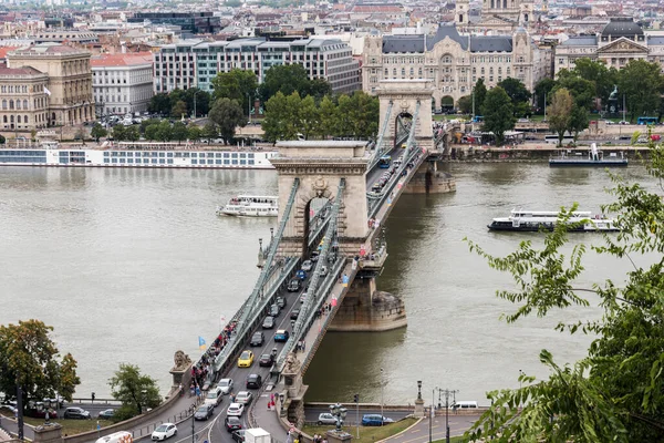 Budapeşte. Köprüden Hungary şehrinin manzarası 