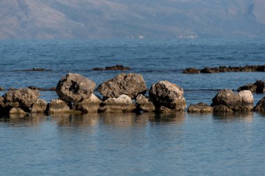 Deniz kıyısındaki taşlar