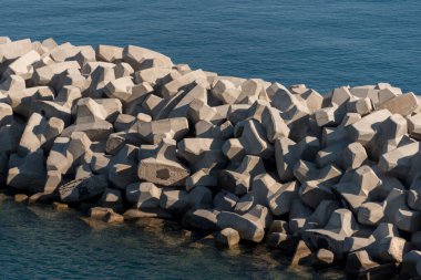 Akdeniz kıyıları.