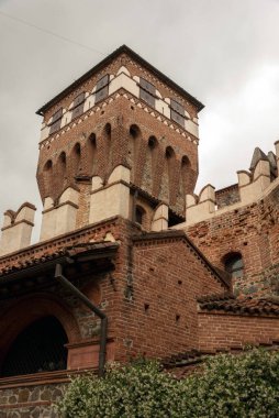 Pencereli eski bina. 