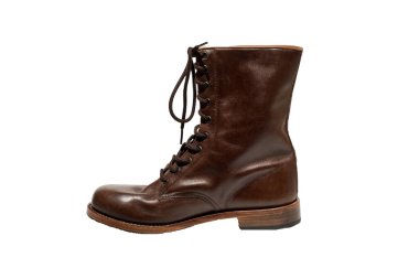 Beyaz arka planda askeri kahverengi deri bot.