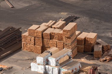 Bir sürü farklı tuğla ve palet inşaata hazır. 