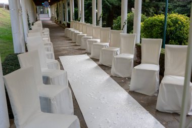 Dışarıda boş sandalye ve masalar var. 