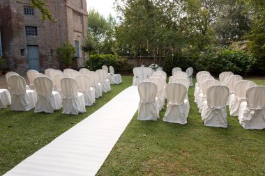 Düğün sandalyeleri ve masaları. 