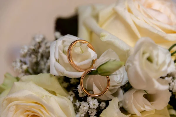 Anéis Casamento Flores — Fotografia de Stock