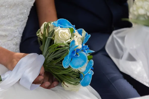 Жених Невеста Держат Букет Цветов Понятие Брака Свадьбы — стоковое фото