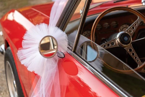 Bruiloft Auto Met Een Strik Achtergrond Van Een Bruiloft Auto — Stockfoto
