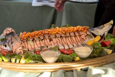 Restoranda balık ve sebze. 