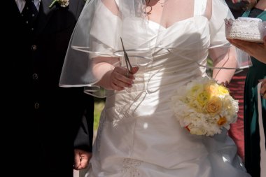 Gelin ve damadın ellerinde düğün buketi