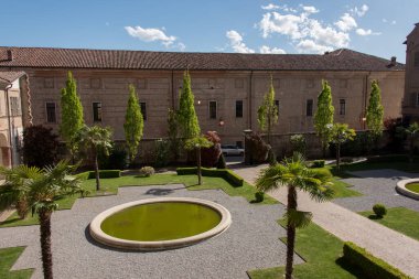 İspanya 'da Cordoba şehrinde bir kilisesi olan bir avlunun avlusunda..