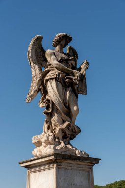 Bir heykeli temsil eden taş ve bronz heykel.